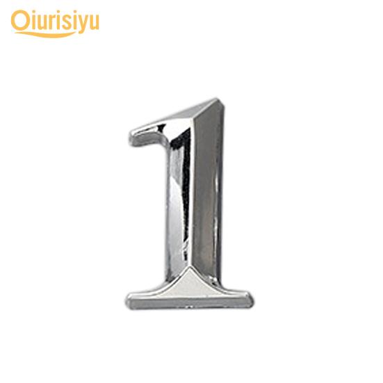 Позолоченная табличка на двери дома, цифра номера адреса