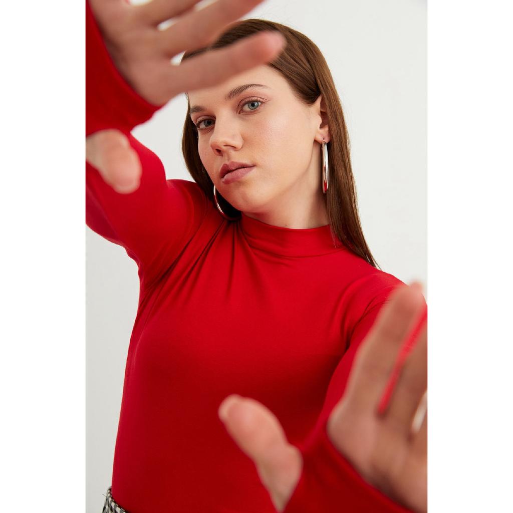 Женское черное боди с деталями на пальцах