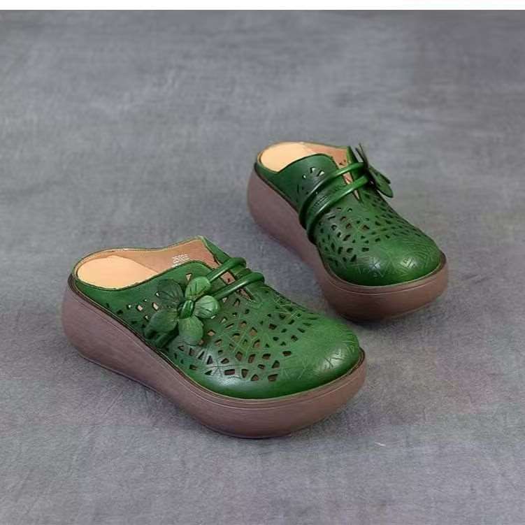 Летние полые ретро полушлепанцы из мягкой кожи женские 2025 лето новые на толстой подошве с цветком для улицы с закрытым носком