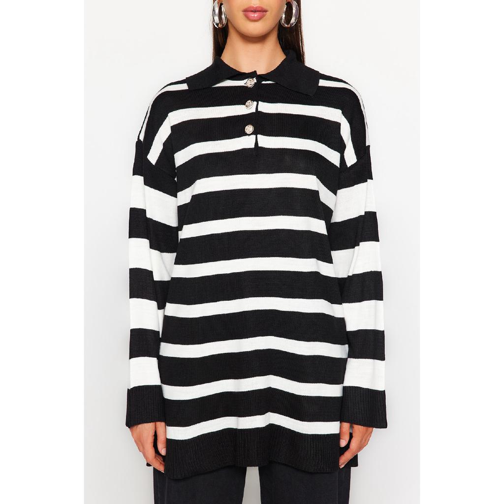 Черно-белый полосатый трикотажный свитер с воротником-поло Tctaw24ak00045