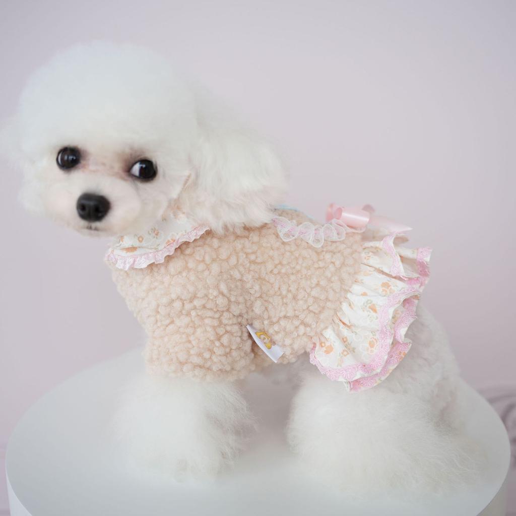 Юбка из бархата с цветочным узором для домашних животных лучше, чем зимняя хлопковая одежда с изображением плюшевого мишки. Одежду для двуногой кошки можно натянуть.