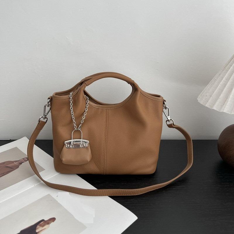 2025 Новая кожаная женская сумка-корзина Baotou Layer Cowhide для отдыха на цепочке с небольшой сумкой для мелочи