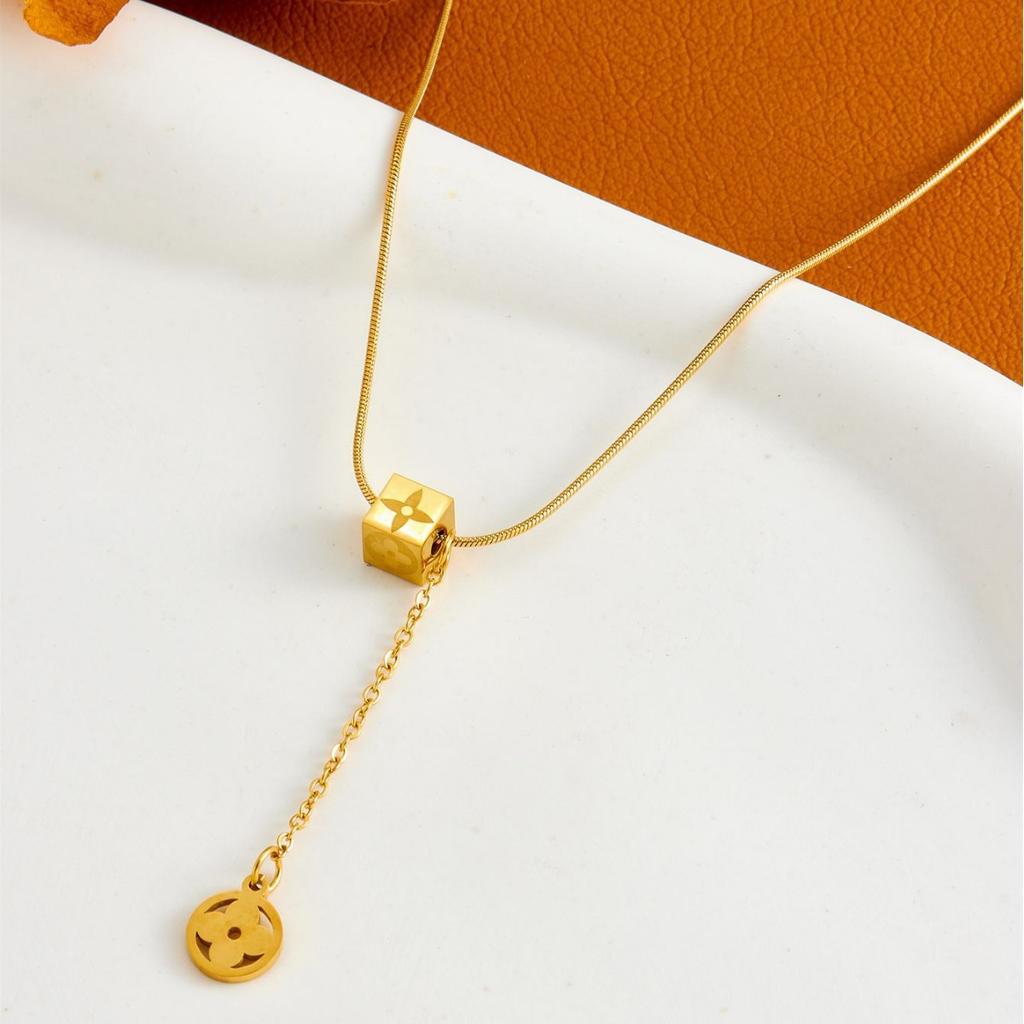 Four-Leaf Clover Element Necklace Female Titanium Steel Light Luxury Round Pendant Temperament Trend Fashion Jewelry