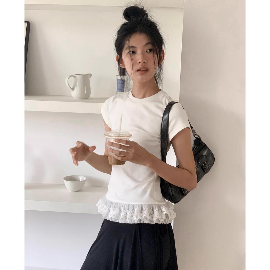 Женская белая футболка с коротким рукавом прилегающего силуэта в балетном стиле с кружевной отделкой - Коллекция Лето 2025