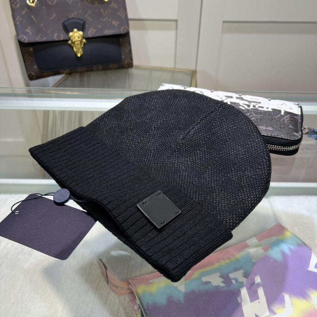 Осенне-зимняя вязаная шапка-бини с подвернутым краем в мелкую клетку: Классическая, универсальная, непродуваемая модная шапка