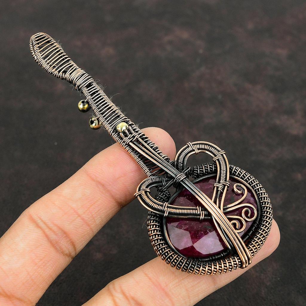 Кулон с ограненным драгоценным камнем Кашмирский рубин, обернутый медной проволокой, подвеска в виде гитары, медные украшения ручной работы, музыкальный инструмент, ювелирные изделия для подарка