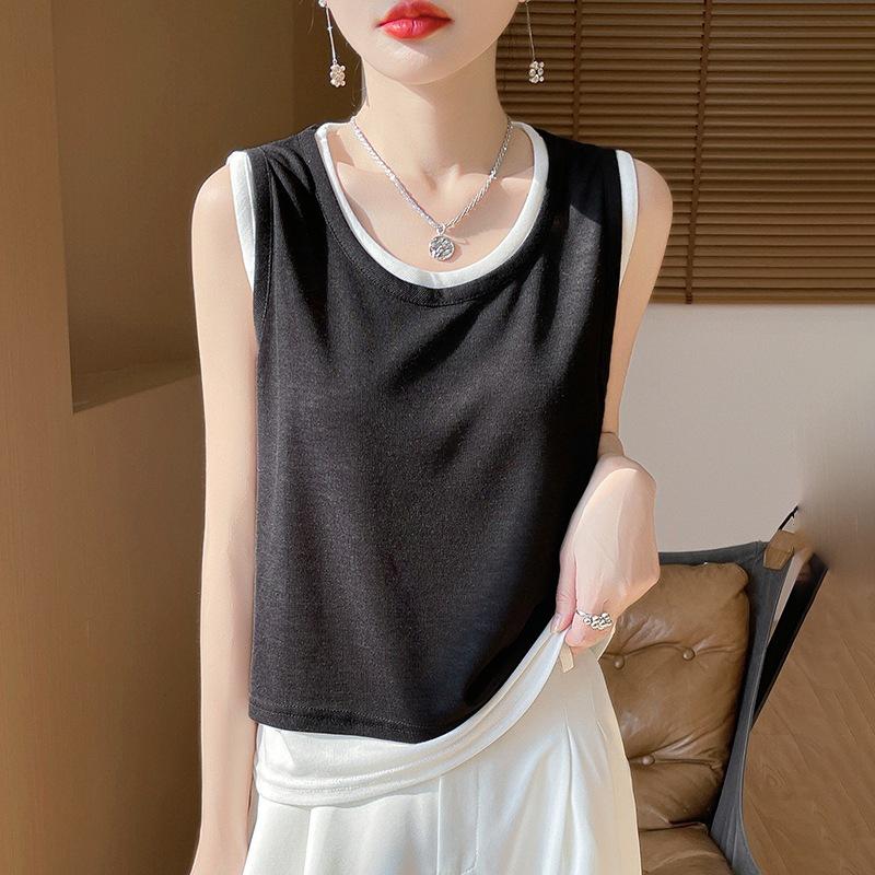 Этот летний двухслойный трикотажный жилет без рукавов из двух частей — универсальный топ с застежкой на бретельках и низким круглым вырезом