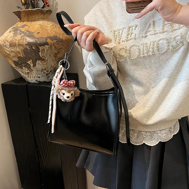 Premium feeling hand carrying bucket bag women's Korean version fashion versatile shoulder bag 2025 spring and summer new simple casual women's bag