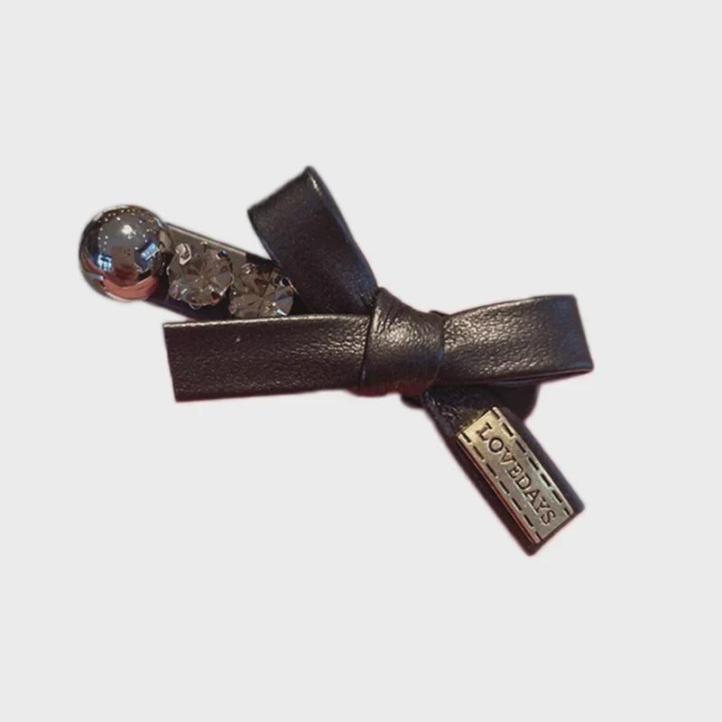 Роскошная кожаная заколка-уточка с бантом, золотой этикеткой и жемчугом