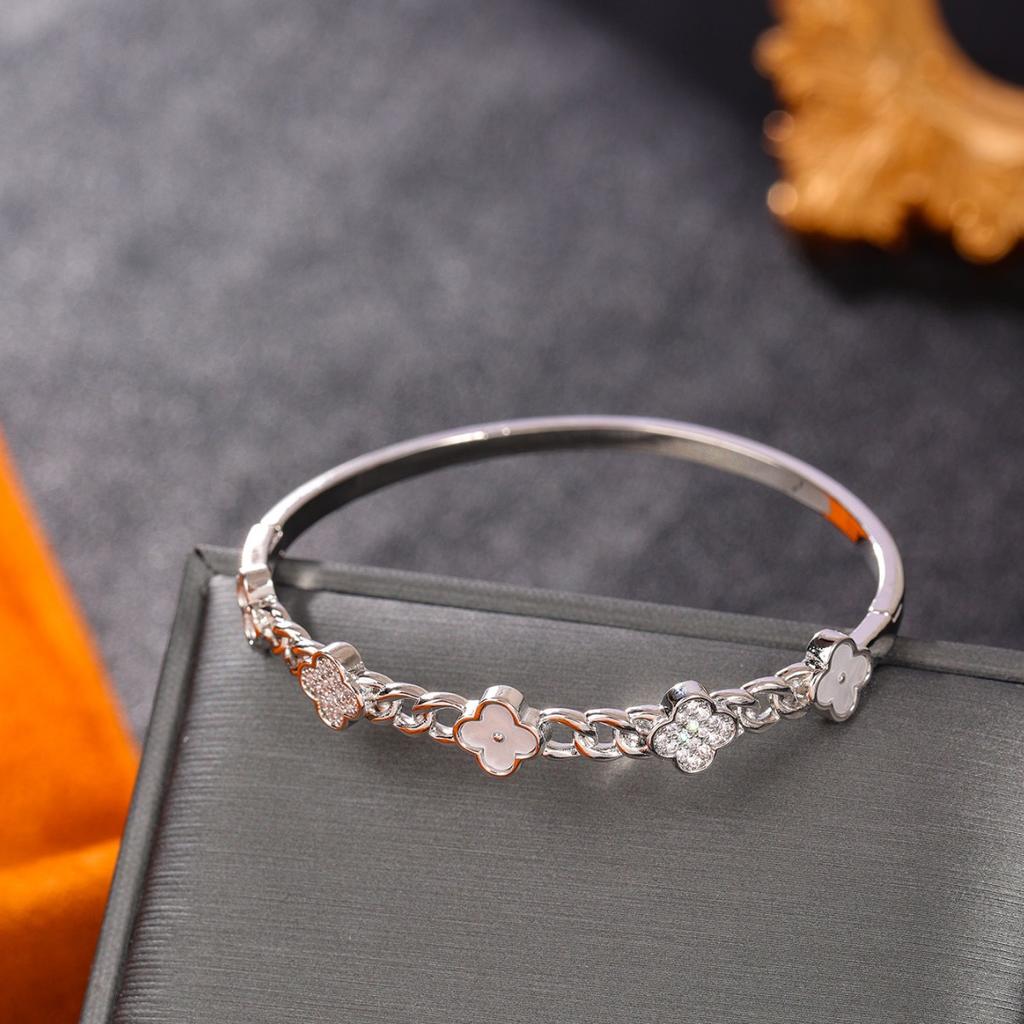 Four Leaf Clover Flower Bracelet Hollowed Out, Light Luxury, Fashionable, High-end Temperament, Women's Bracelet