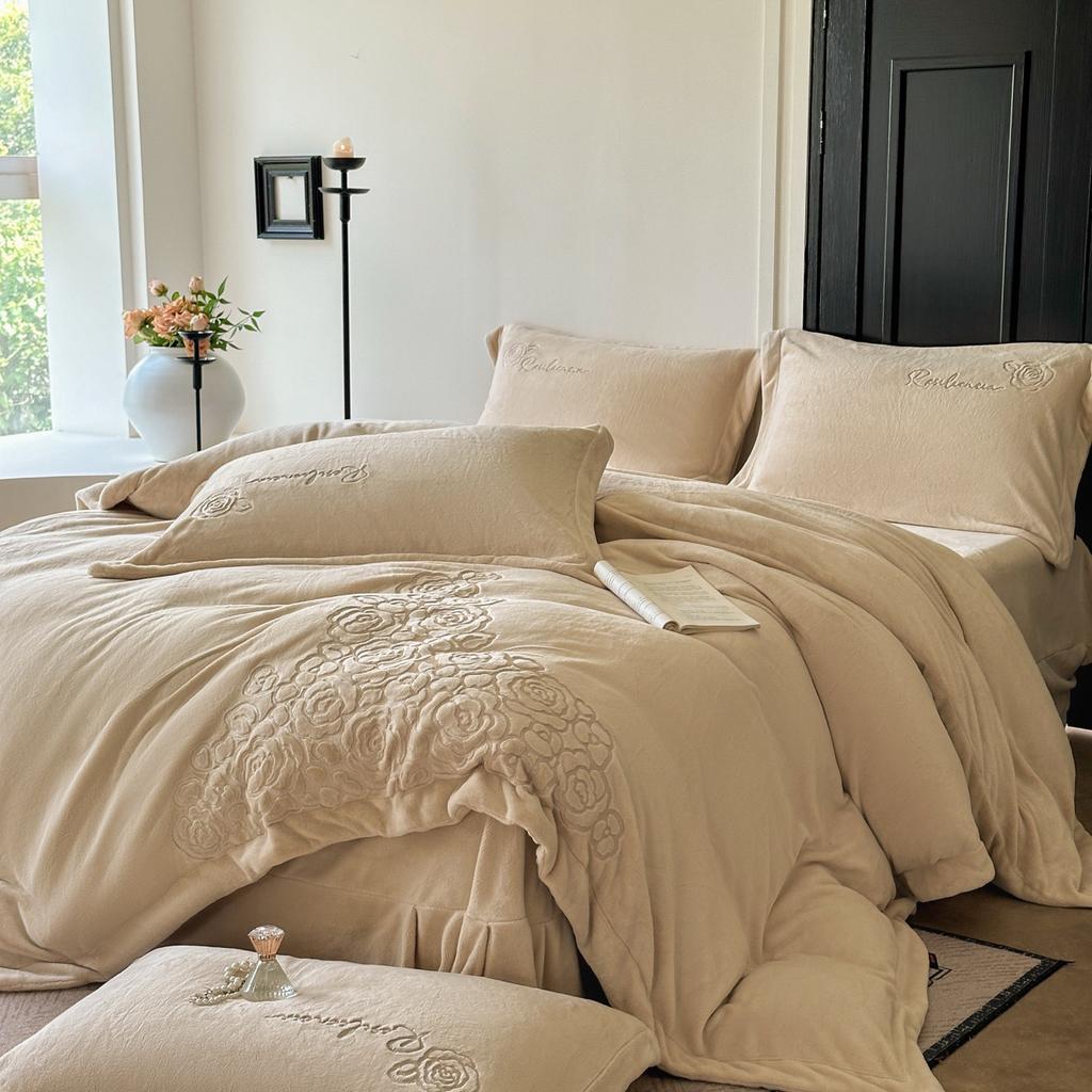 Утолщенный Молочный Флис Вышивка Четыре Предмета - Серия Чуча 1,5 м Комплект из Четырех Предметов Простынь, Рисовый Верблюжий