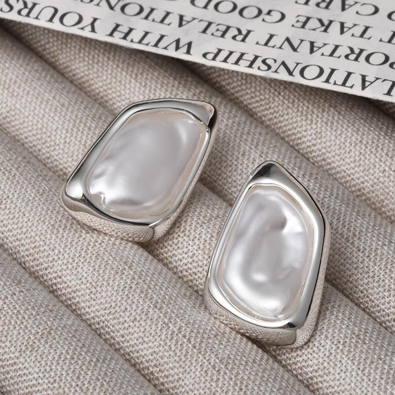 Vintage Baroque Shell Stud Earrings Women Gold Retro Premium Dainty Versatile Statement Fashion Jewelry Gift