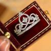 Huitan Изящное кольцо-корона Женское обручальное кольцо Циркон Великолепные блестящие циркониевые аксессуары для пальцев для свадебной церемонии вечеринки