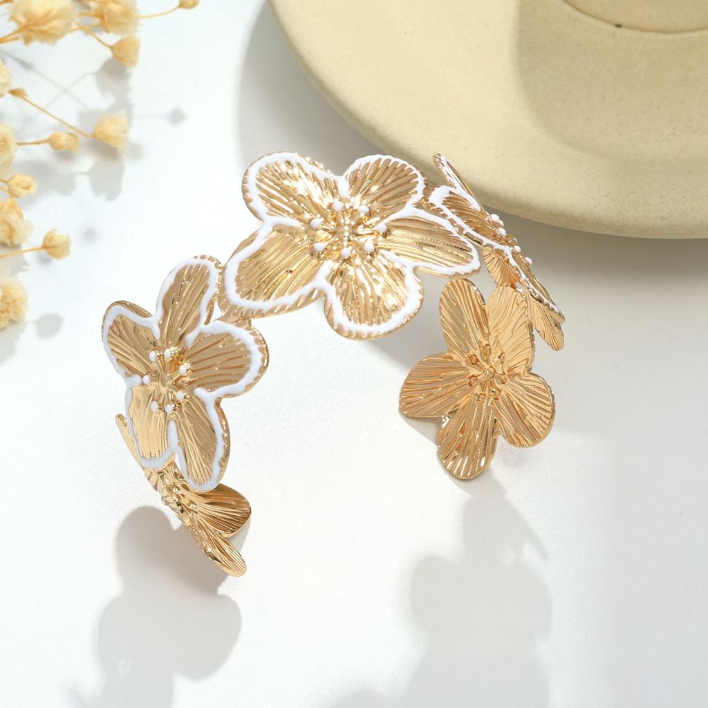 Модные украшения для женщин