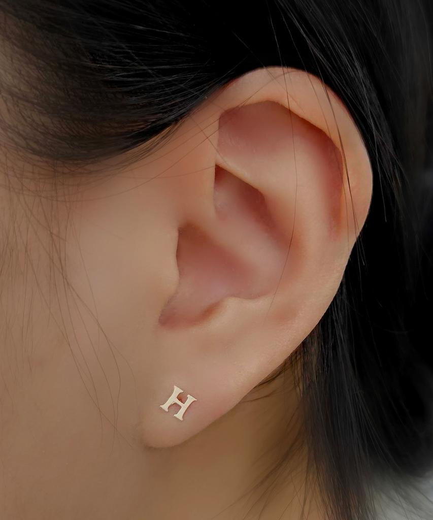 Серьги Helene Jewelry с буквой H из 14-каратного золота