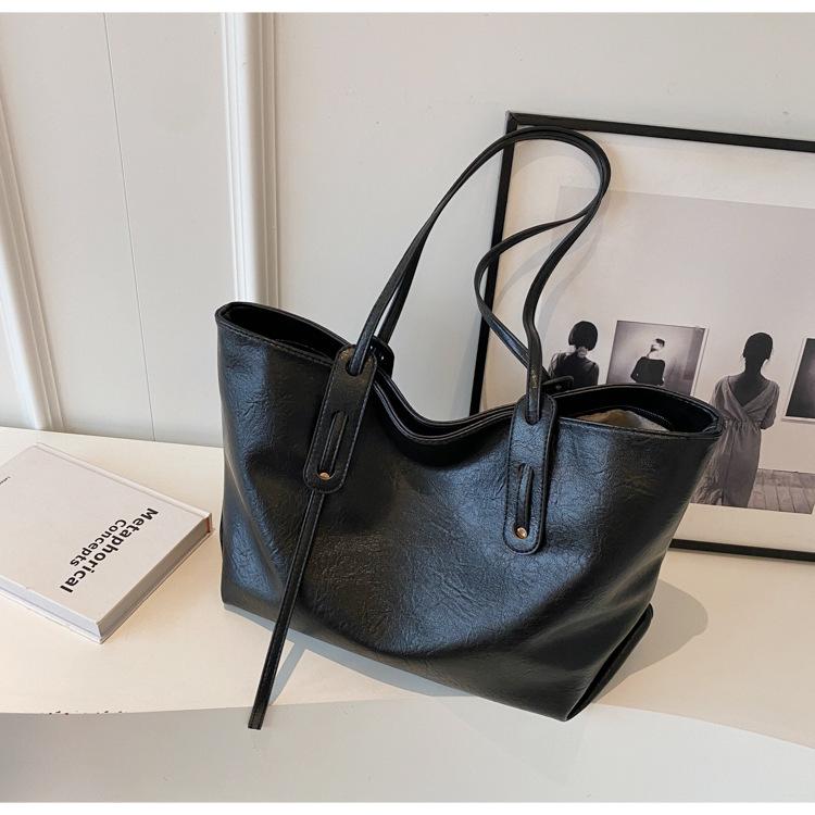 Премиальная сумка-тоут женская 2025 новая в иностранном стиле на плечо для поездок на работу модная большая вместительная сумка