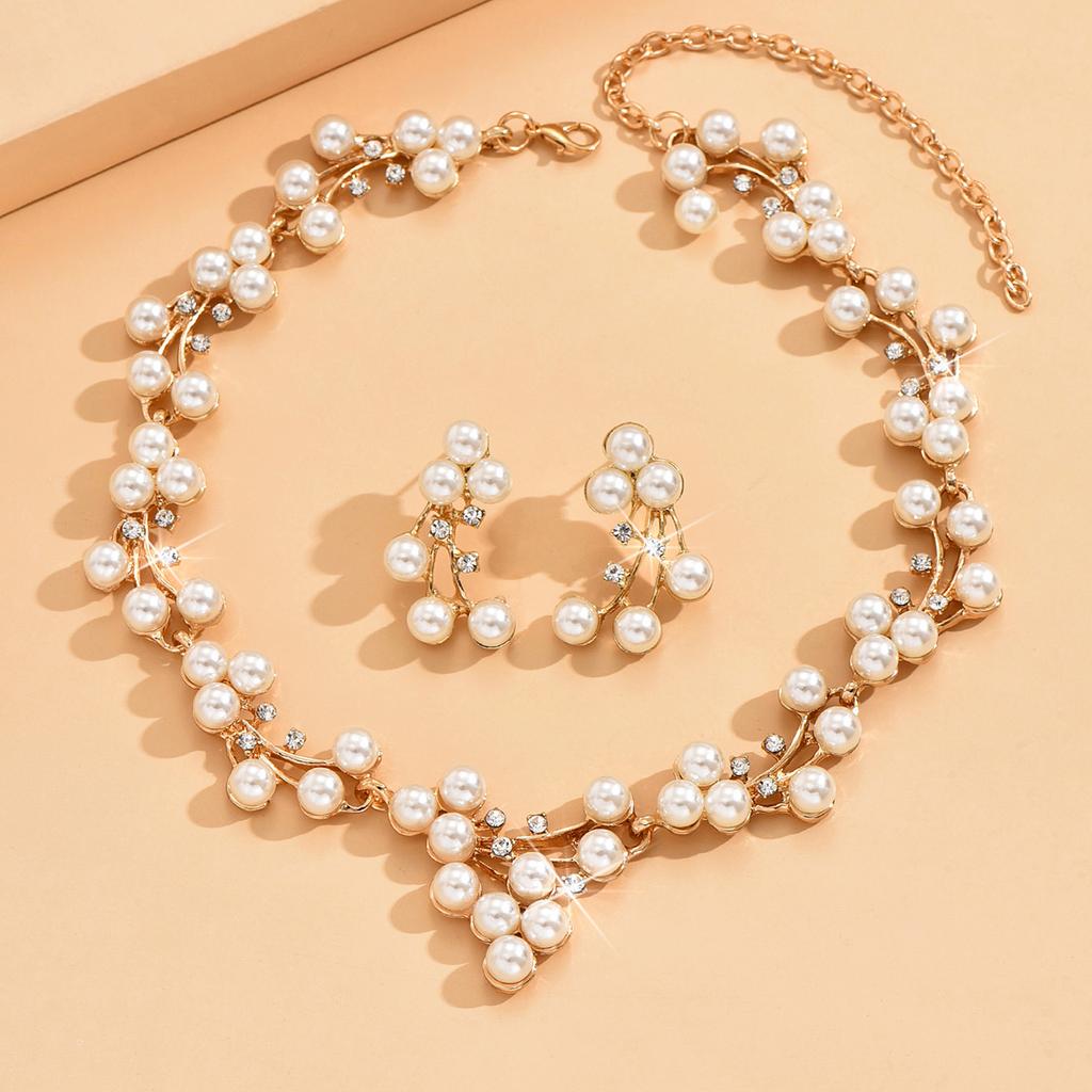 Набор из 3 предметов женских украшений: серьги-гвоздики с цирконом в виде цветка, колье, подходящие для женщин для посещения вечеринок