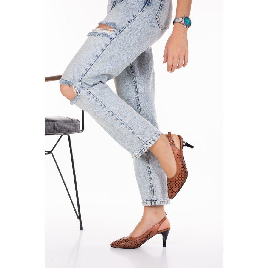 Женские кожаные летние стильные сандалии на среднем каблуке