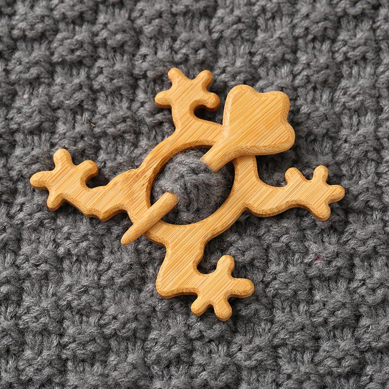 Brooch Pin with Woodenanimal Pattern
