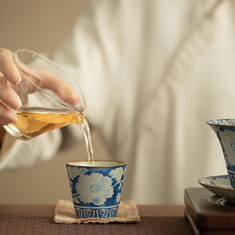 Сине-белая пиала для чая с пионом, керамическая пиала мастера, китайский чай гунфу, элегантная коллекционная чайная посуда, подарок для любителей чая