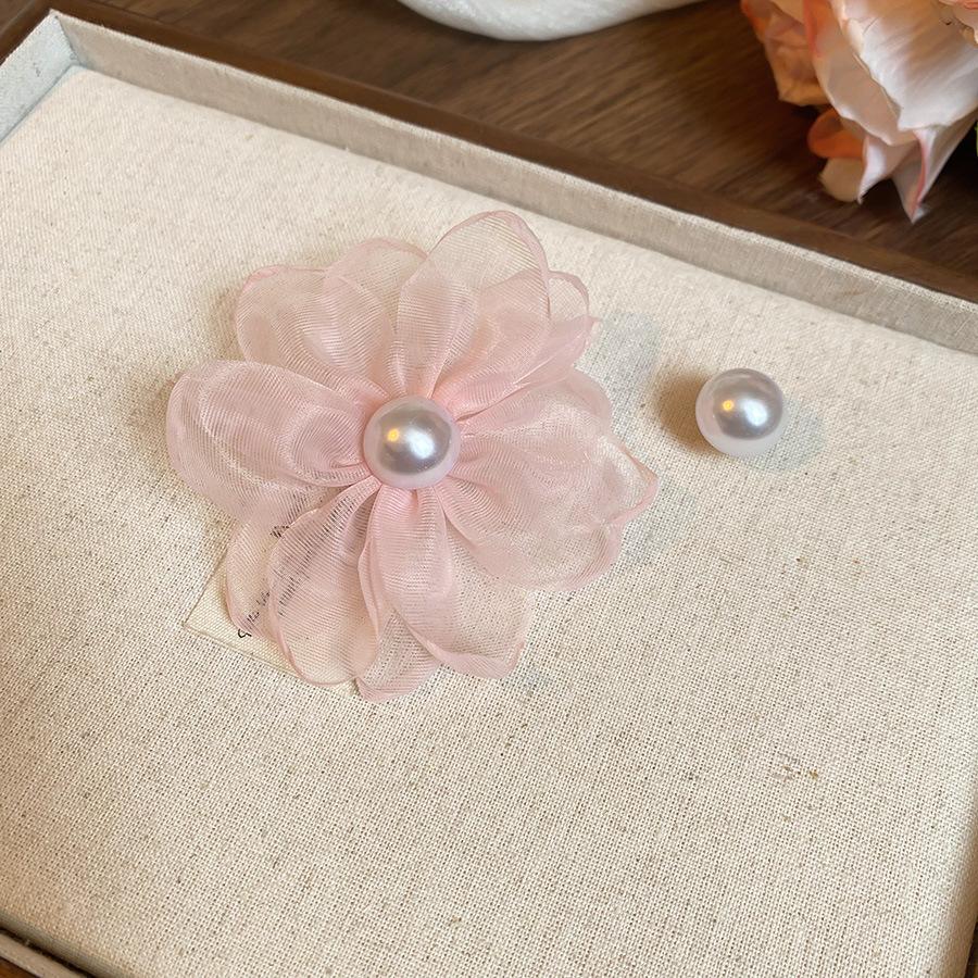 Серьги-гвоздики из ткани в виде цветка «Серебряная игла» со стеклянной бахромой, средние, с антикварным темпераментом, дизайнерские, нишевые