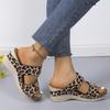 Модные женские босоножки на танкетке с леопардовым принтом, летние модные удобные тапочки на платформе, женские нескользящие шлепанцы для пляжа, шлепанцы