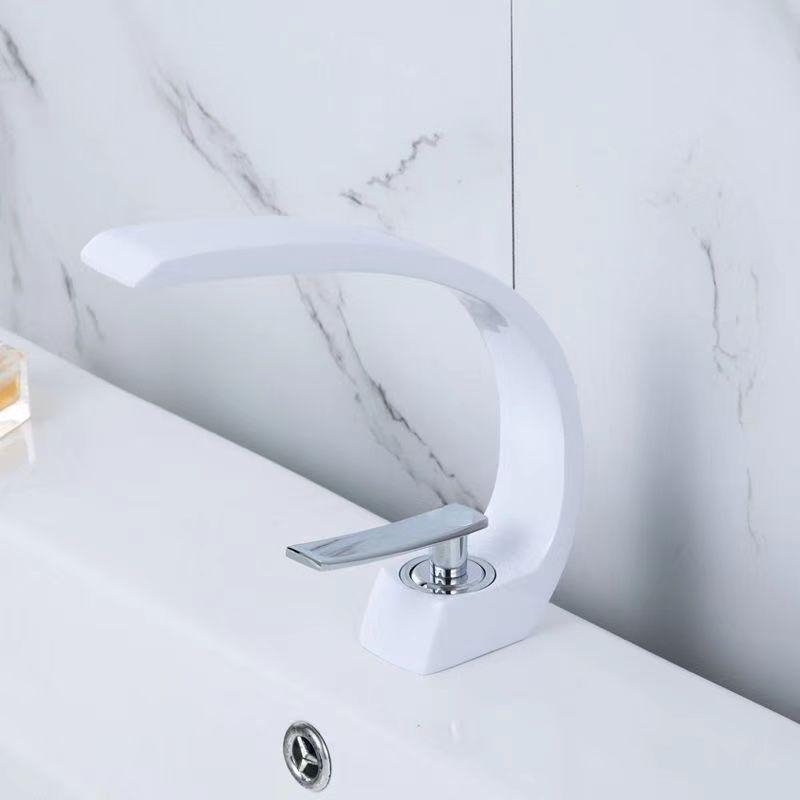 Цвет оружейного металла Латунный смеситель для раковины в ванной с краном горячей и холодной воды для умывальников и столешниц.