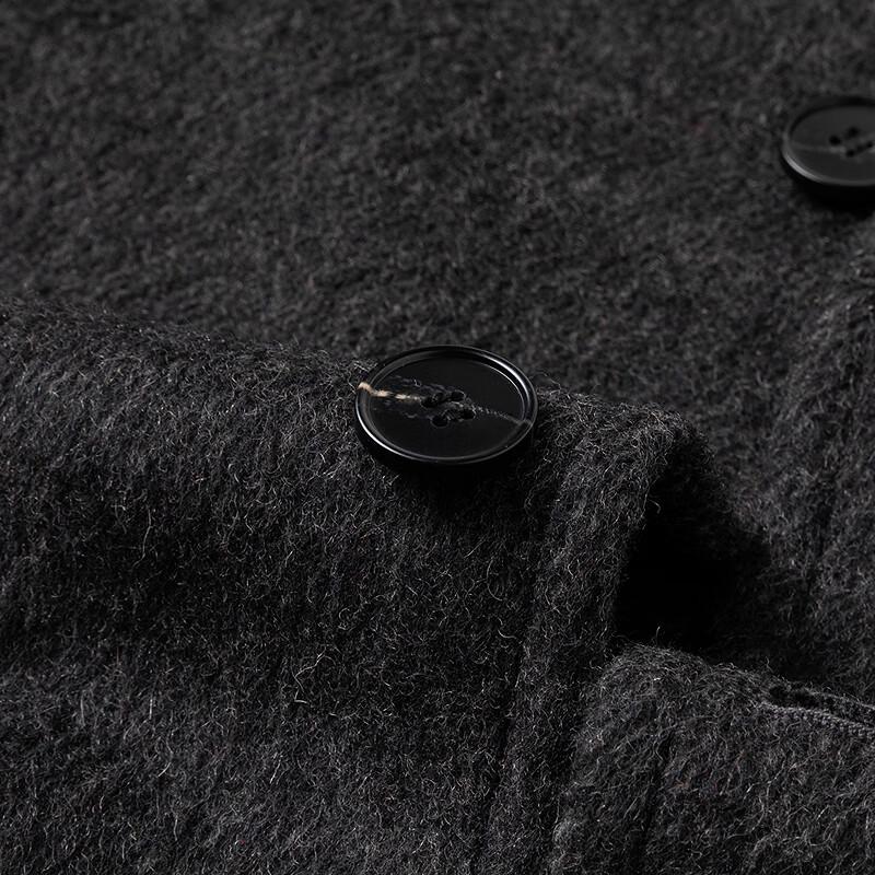 Мужское полупальто средней длины на двух пуговицах из смесовой ткани с 69% шерсти