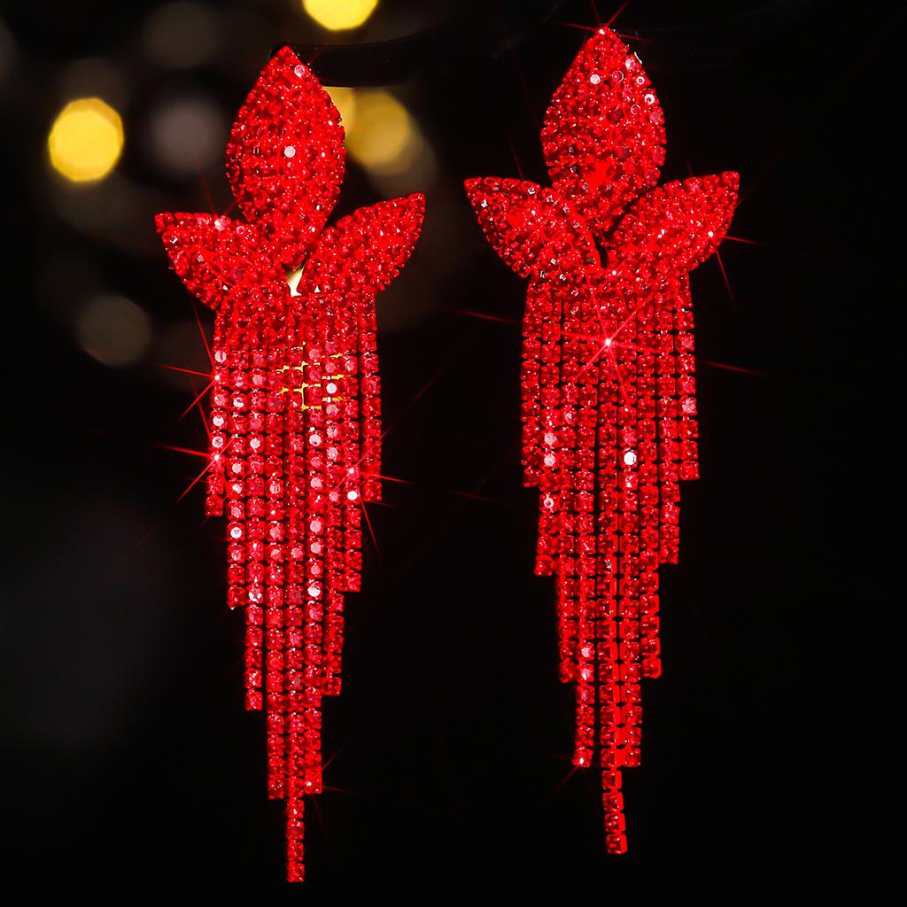 Красные и черные длинные серьги с трехлистным цветком и бахромой.