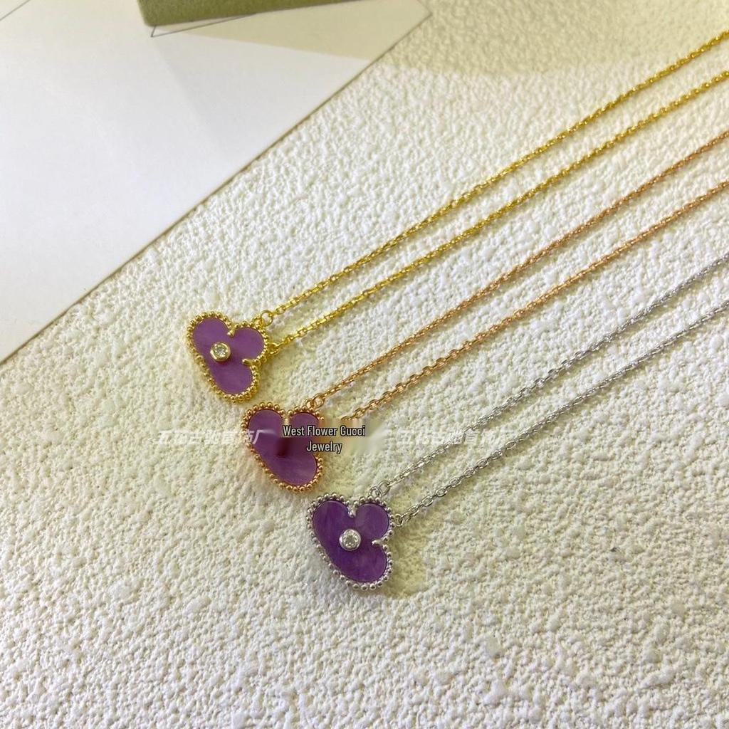 Ожерелье «Четырехлистный клевер» Van Cleef: Золотой кулон с дизайном в виде пяти цветков, с белым перламутром, красным агатом и бриллиантом для женщин.