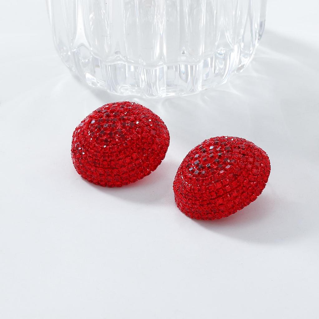 Серьги полукруглой формы со стразами осень/зима 2024 года — модные ювелирные изделия