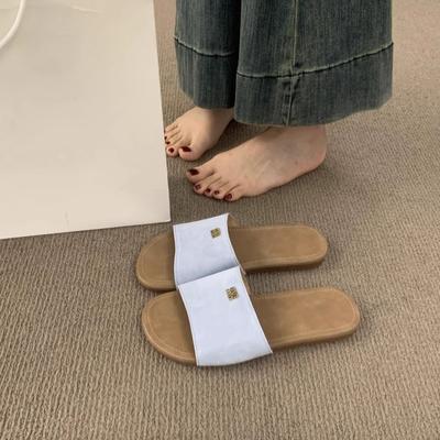 Матовые однословные повседневные шлепанцы на плоской подошве для женской летней обуви 2025 новые дофаминовые пляжные крутые шлепанцы