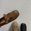 Ретро резные туфли с квадратным носком и неглубоким вырезом, на плоской подошве, маленькие кожаные туфли, женский нишевый дизайн, французские туфли Мэри Джейн, осень женские