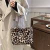 Женская простая сумка большой емкости 2025 New Tide Fashion Leopard Plush Tote Atmospheric Fur Shoulder Bag