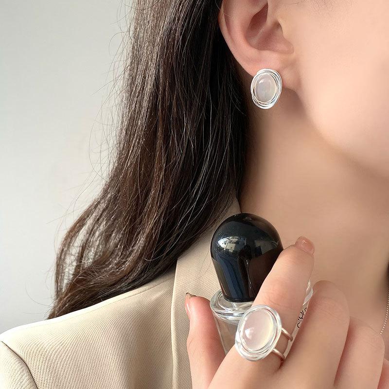 Серьги класса люкс из белого халцедона, нестандартное открывающееся кольцо в ленивом стиле