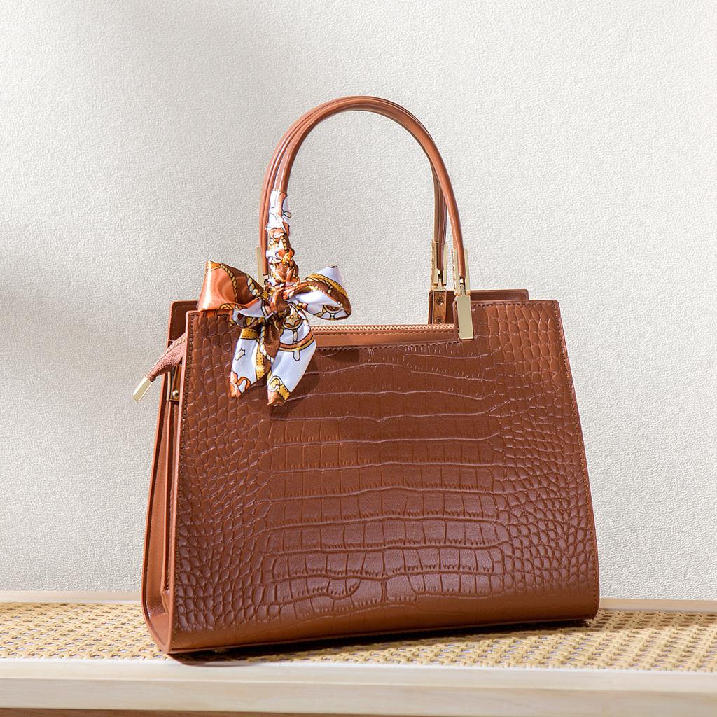 Fashionable and Elegant Crocodile Pattern Handbag for Middle-Aged Women, 2024 New Model, Niche High-End Single Shoulder Crossbody Tote Bag