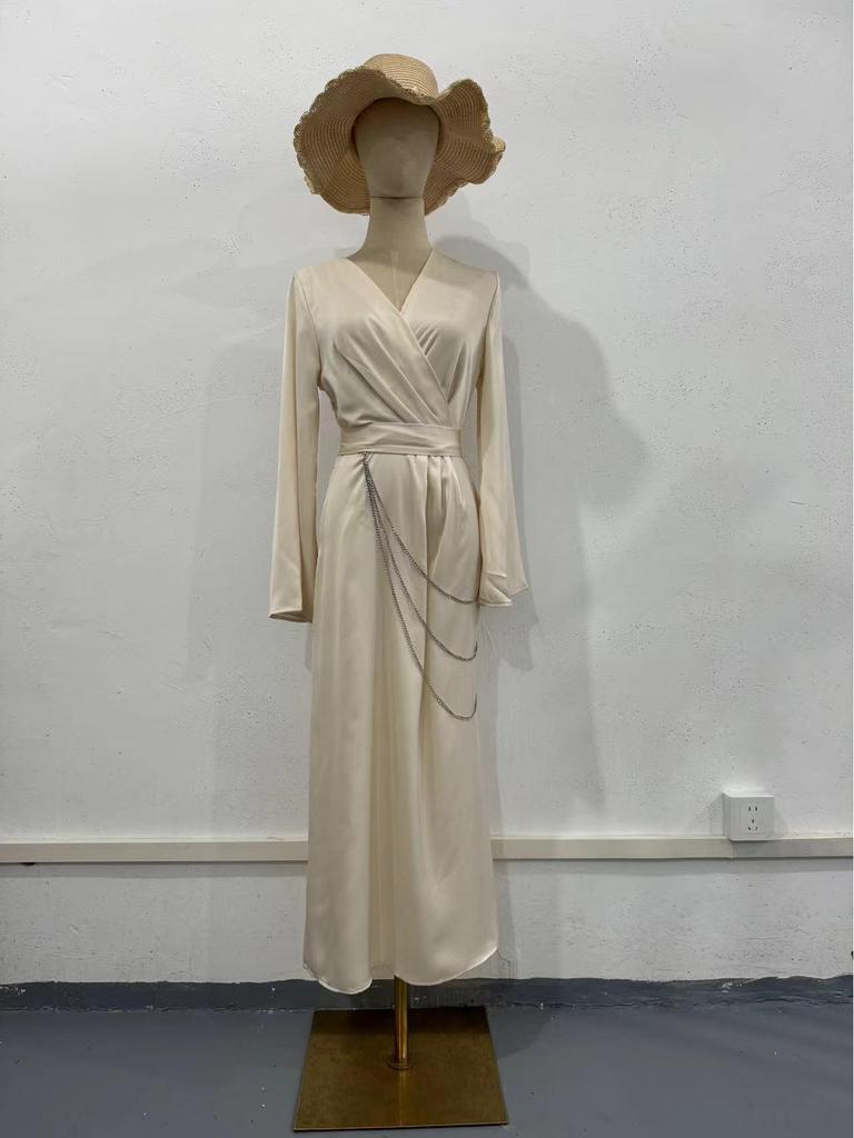 Весеннее женское однотонное атласное длинное платье 2025 года с цепочкой на талии