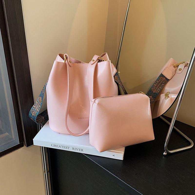 Оптовые сумки женские 2025 осень новая модная сумка через плечо для поездок на работу мягкая кожа большая вместимость сумка-ведро