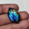 Красивый кабошон из натурального лабрадорита необычной формы с мульти-вспышками, 21,50 карата, размер 27x16x6 мм.