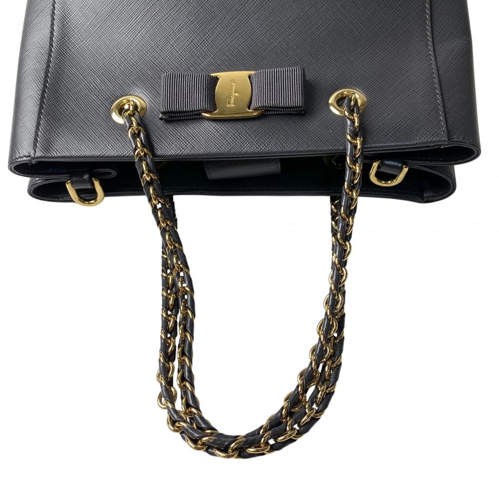 Подержанная женская сумка через плечо Salvatore Ferragamo из серой кожи