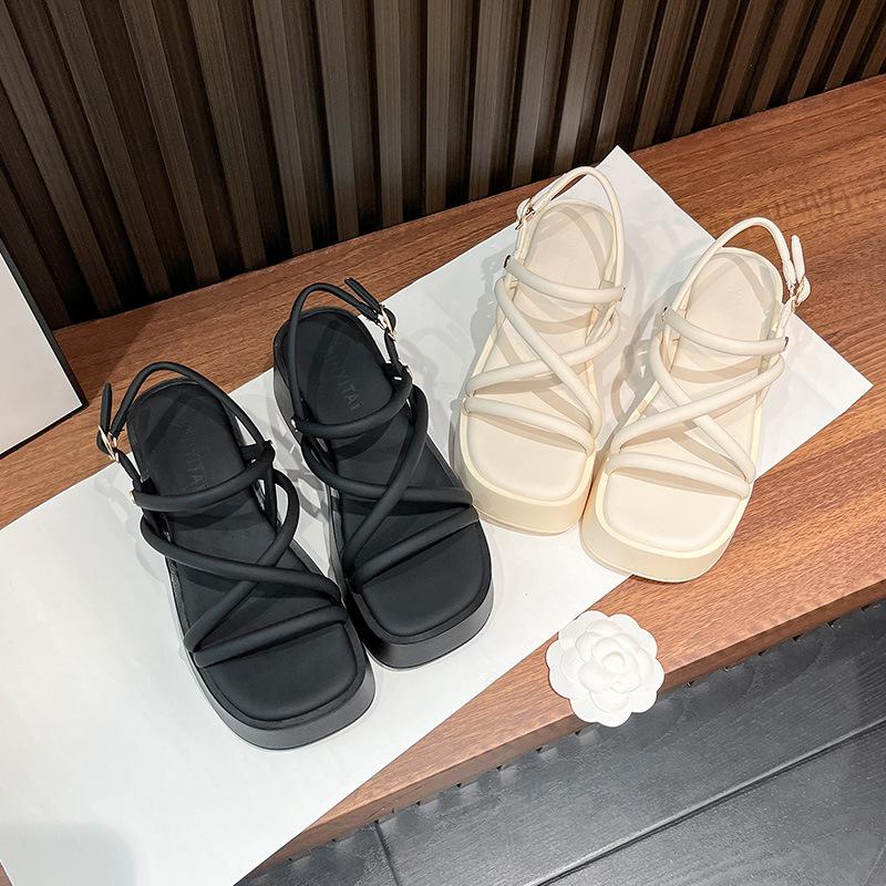 Летние прохладные тапочки женские на платформе 2025 новые римские туфли уличная пляжная обувь подошва-маффин сандалии с пряжкой на одном ремешке