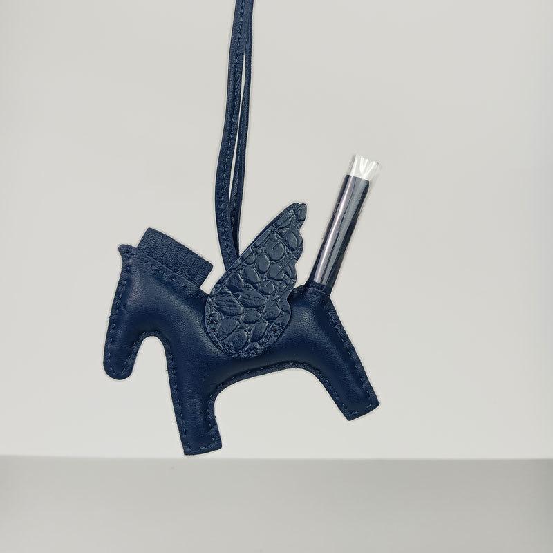 Подвеска для сумки-лошадки из натуральной кожи с отделкой из овчины и крокодила, сшитой вручную