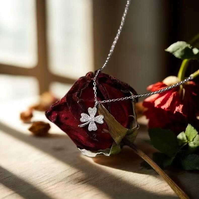 Diamond-Inlaid Four-Leaf Clover Necklace: Elegant, Versatile Clavicle Chain with a Unique, Cool Style.