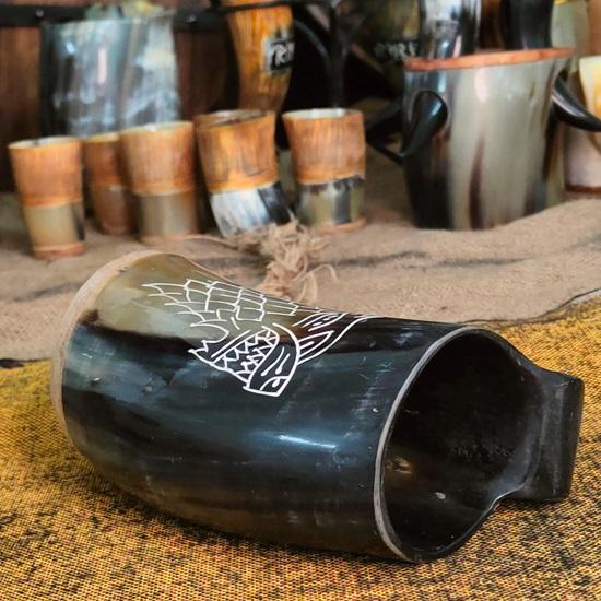 Набор из 2 кружек в виде рога викингов на деревянной основе, средневековая кружка для меда, подарок для него