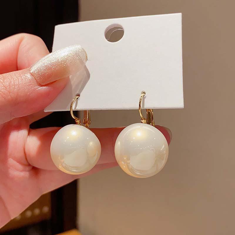 Simple and Fashionable Large Pearl Ear Buckle French Exaggerated Personality Design Earrings Niche New Versatile Earrings Women