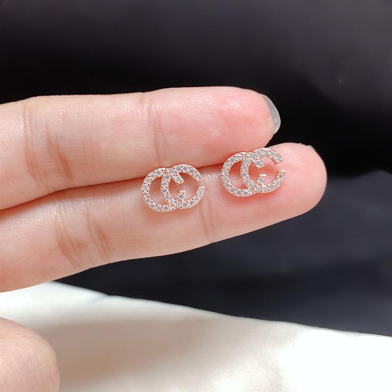Модные женские геометрические серьги с двойной буквой C, новые модные простые и универсальные серьги в стиле Water Diamond