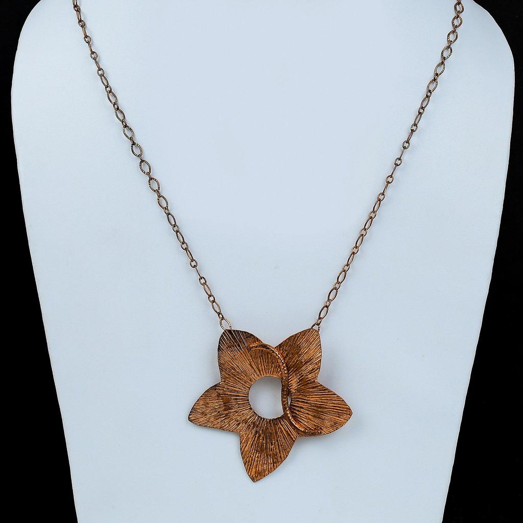 Медный кулон в виде цветка Уникальное ожерелье с цветком Кулон ручной работы Медные украшения Цепочка с кулоном Красивый дизайн цветка Кулон Подарки на годовщину