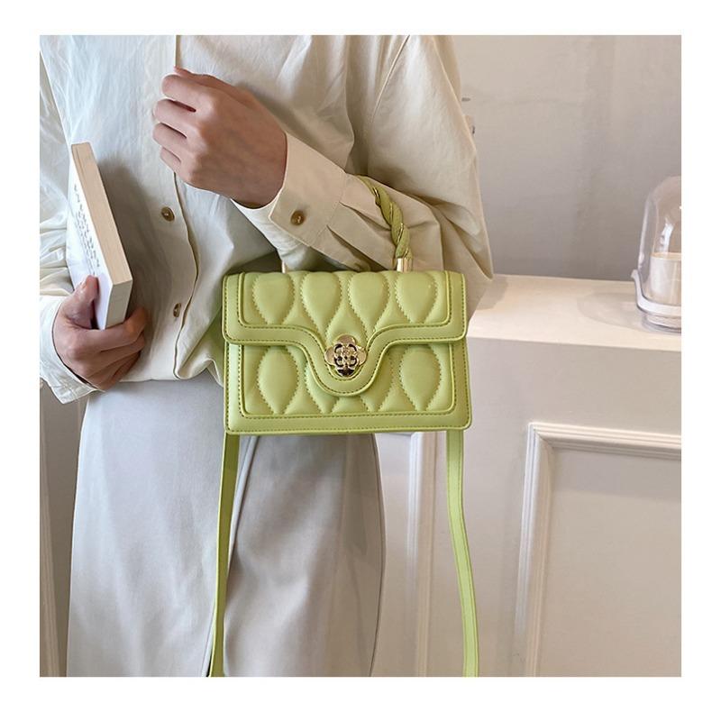 Маленькая и модная ручная маленькая квадратная сумка с нишевым дизайном для женщин. Новая зимняя нишевая сумка 2024 года с текстурой. Сумка через плечо Instagram.