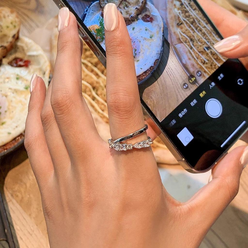 Женское кольцо на указательный палец класса люкс из стерлингового серебра 925 пробы с неправильной формы драгоценным камнем - Не тускнеющее, регулируемое, с легким нишевым дизайном.