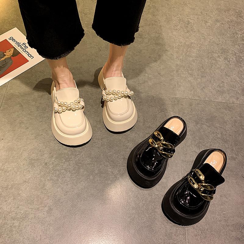 Мюли на платформе для женщин, новые тапочки, мокасины, толстые, золотистые, с цепочками, кожаные, с жемчугом, мокасины, толстая подошва, женские роскошные сандалии